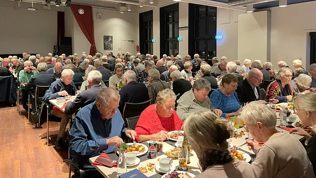 Fællesspisning og fællessang i Kulturhuset